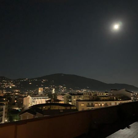 Attico Mansardato Affacciato Sul Cuore Di Брешия Экстерьер фото